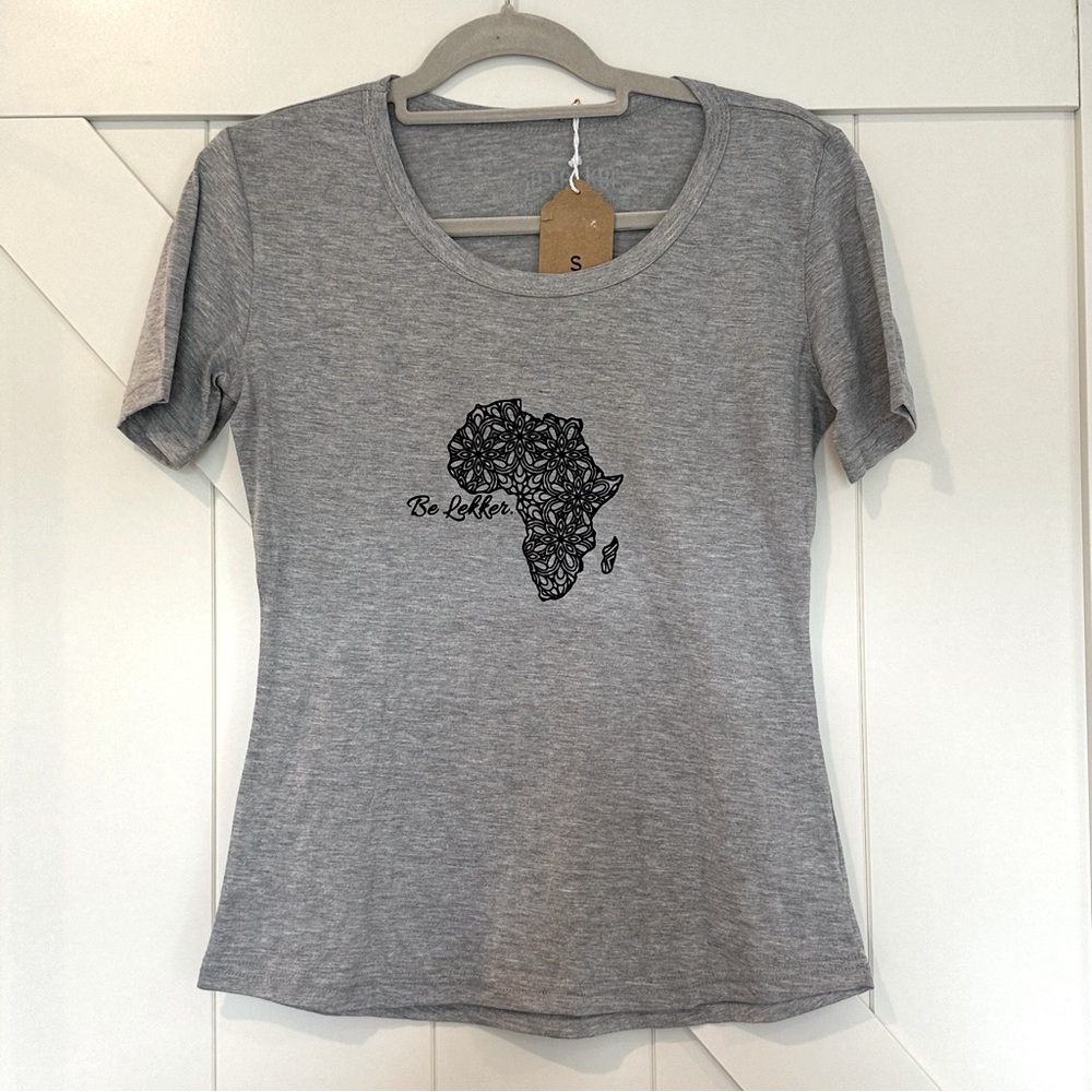 NWT Women’s “Be Lekker” T-shirt size small